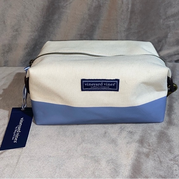 🆕 Vineyard Vines printed heritage dopp kit - Picture 1 of 7